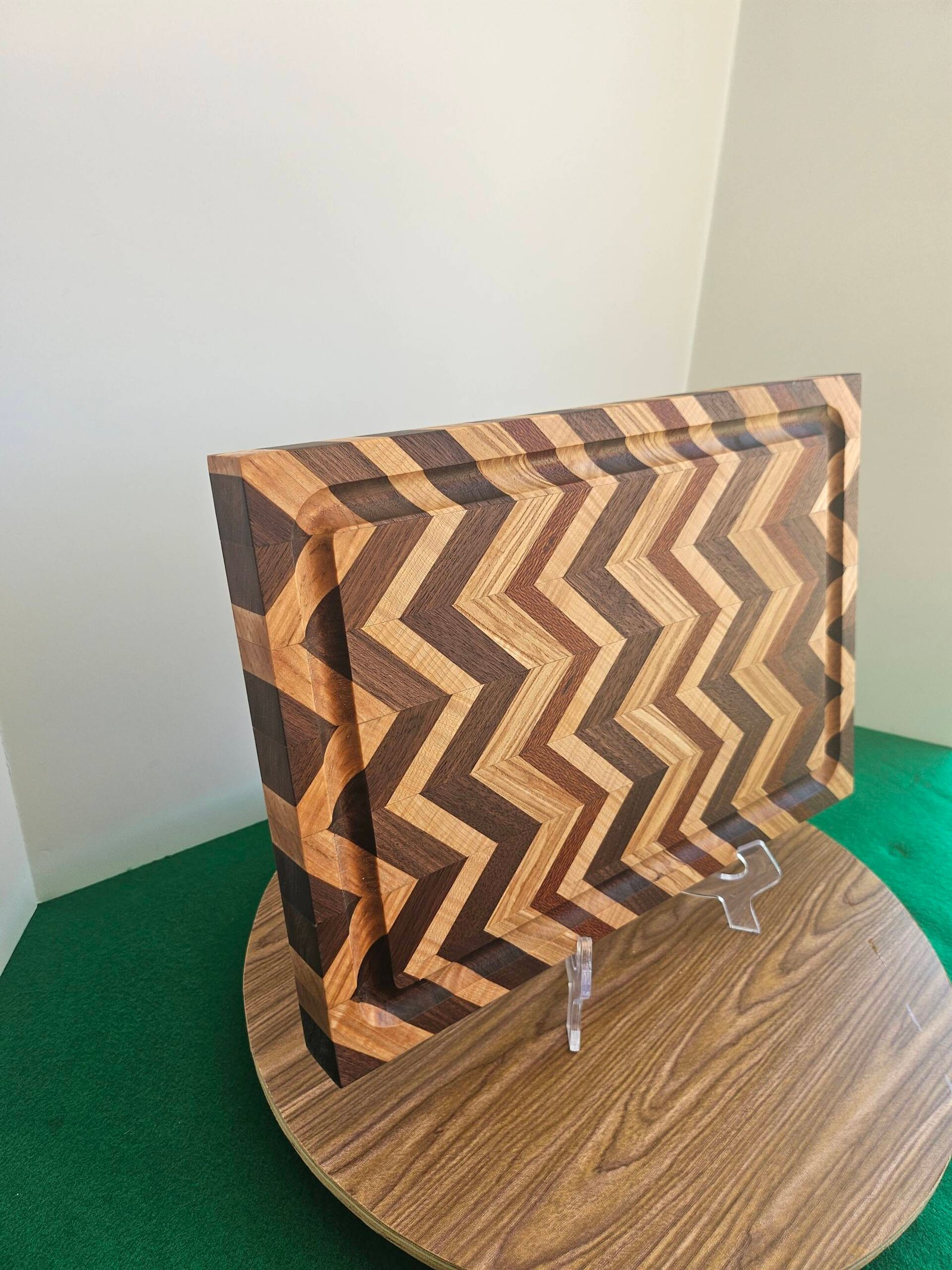 Cheveron Pattern Cutting Board w/Juice Groove - Image 7